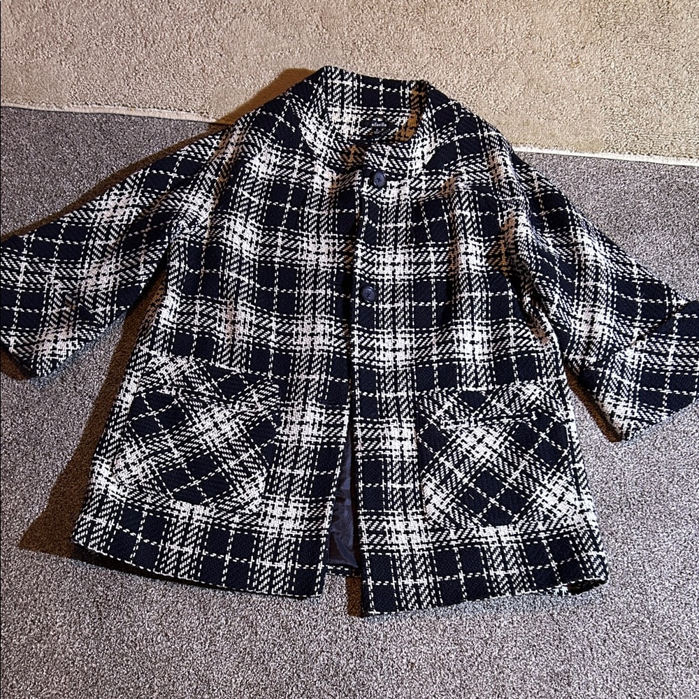 Elegant Black and White Plaid Women's coat great for the weather coming up - Picture 3 of 9